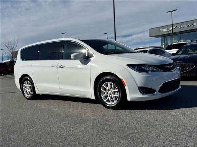 2020 Chrysler Pacifica Touring's photo