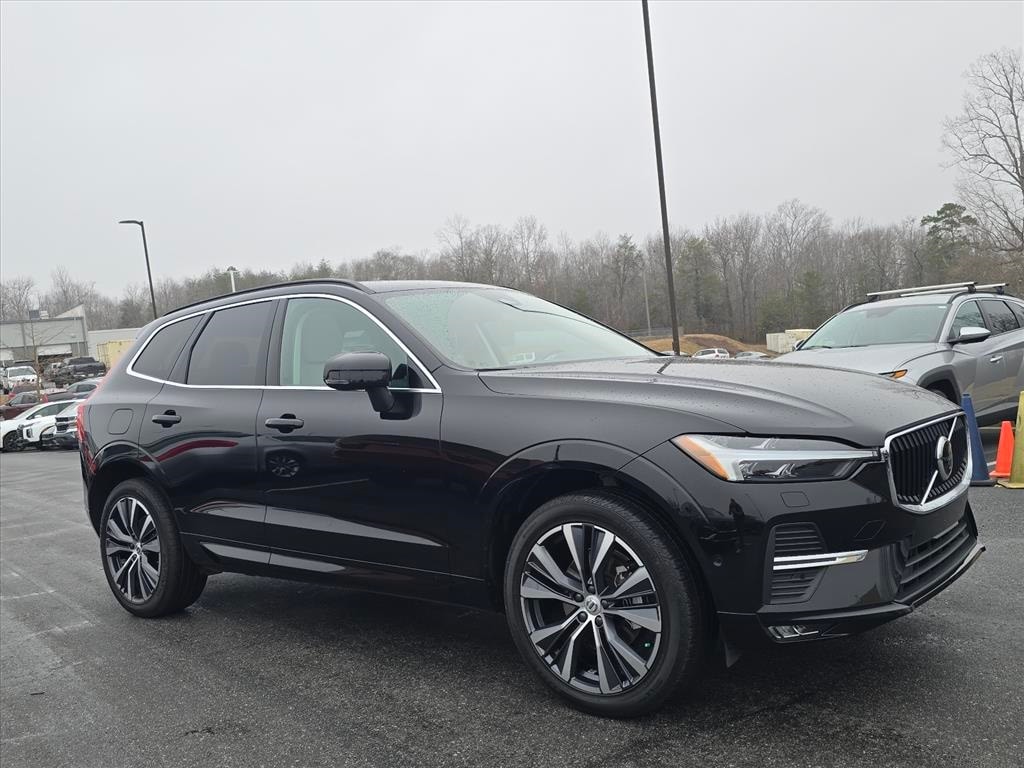 2022 Volvo XC60 Momentum's photo