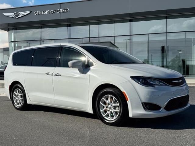 2020 Chrysler Pacifica Touring's photo