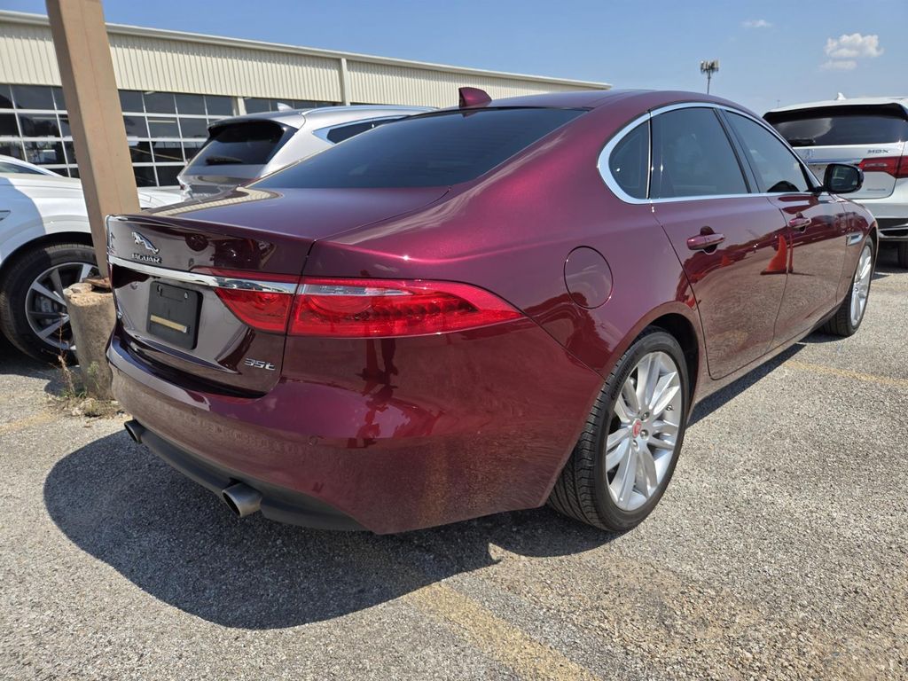 2016 Jaguar XF Prestige photo 3