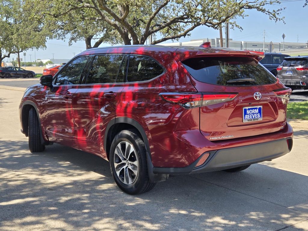 2021 Toyota Highlander XLE photo 3