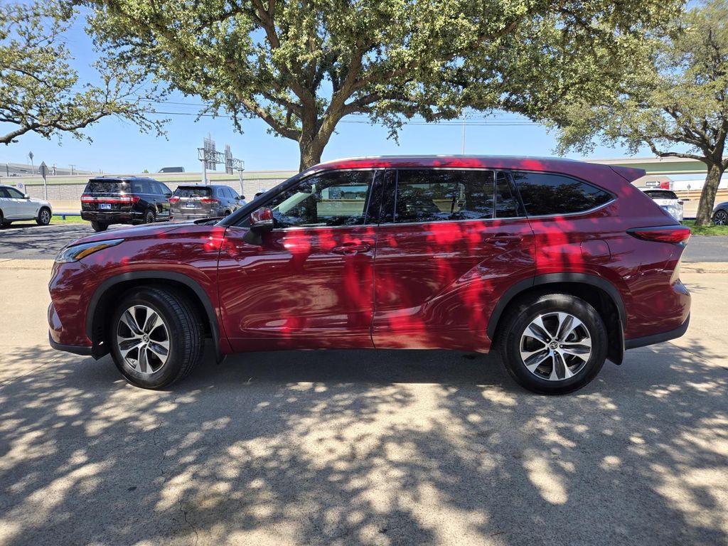 2021 Toyota Highlander XLE photo 2