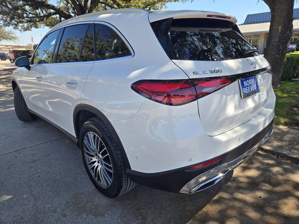 2025 Mercedes Benz GLC 300 photo 2