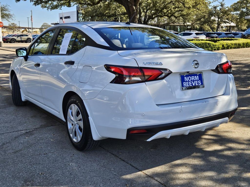 2021 Nissan Versa 1.6 S photo 2