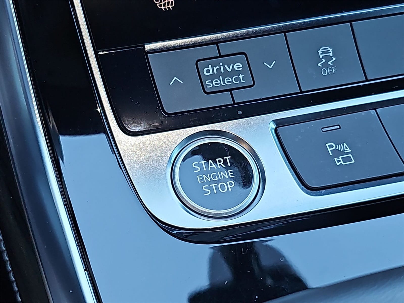 Thumbnail: 2025 Audi Q8 - 24