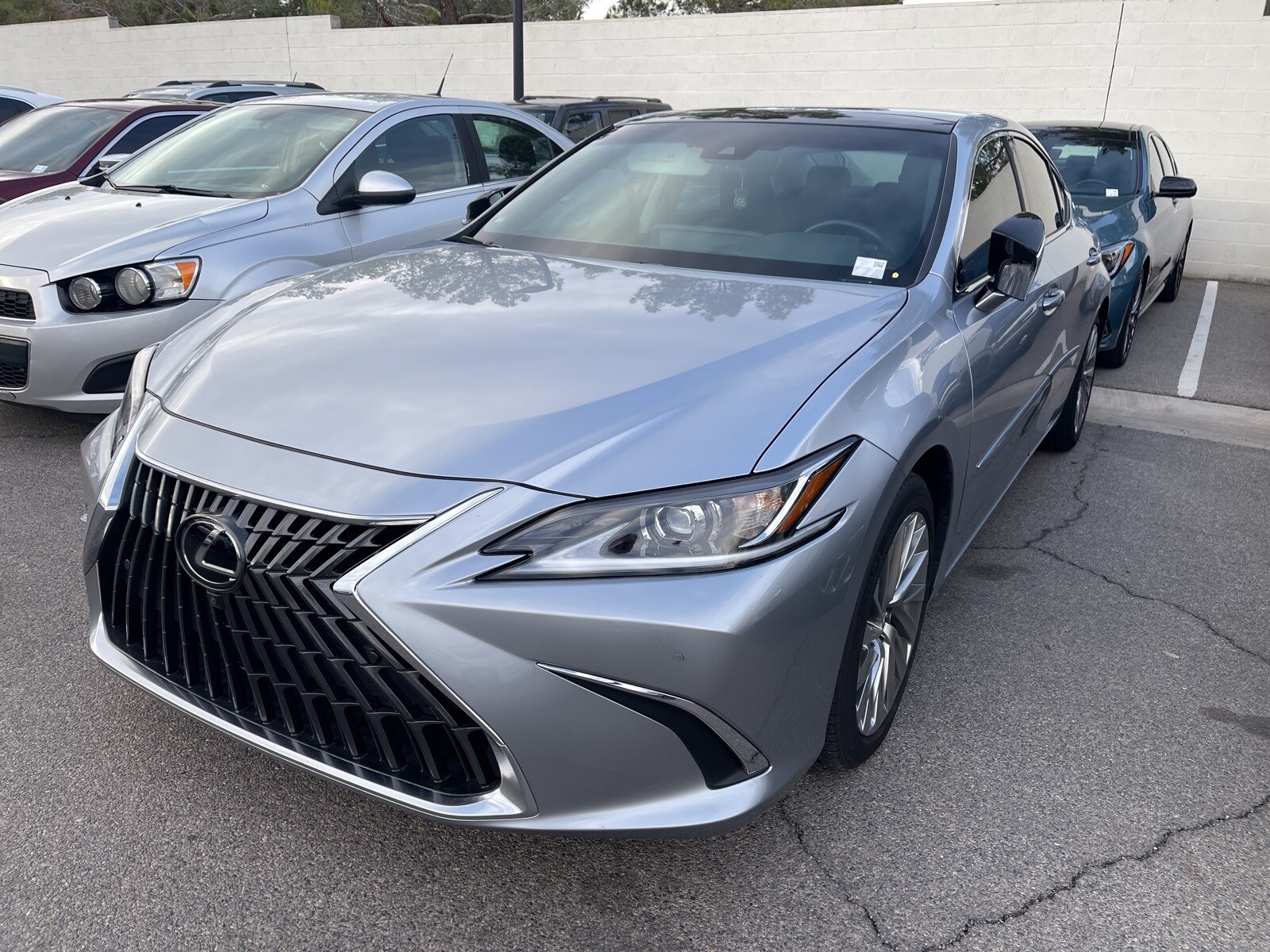 2022 Lexus ES Luxury photo 2