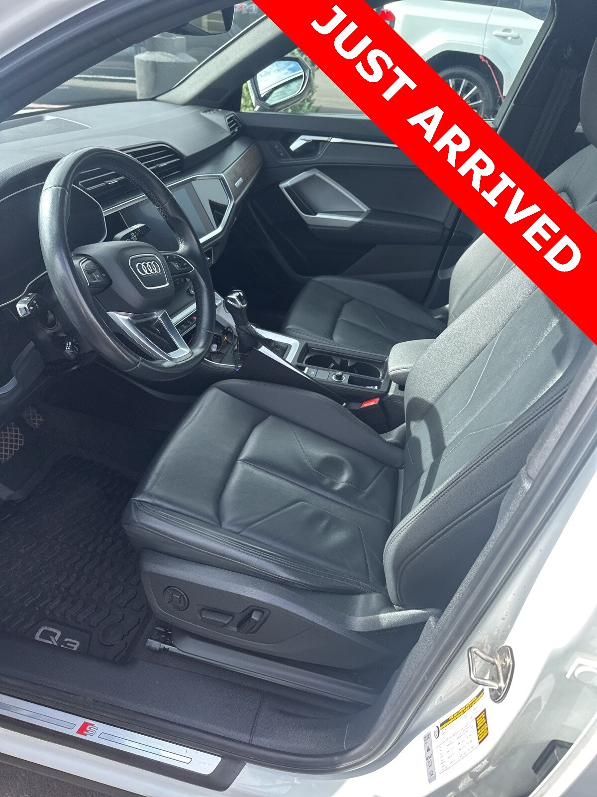 2021 Audi Q3 45 TFSI S line Premium photo 3