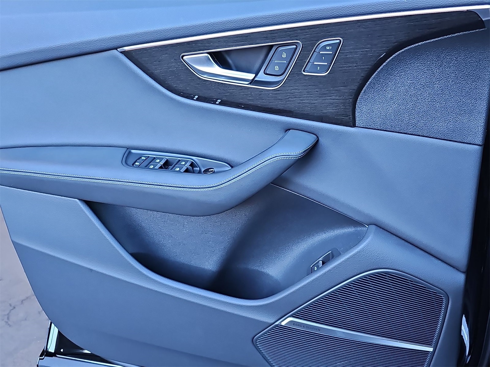 Thumbnail: 2025 Audi Q8 - 28