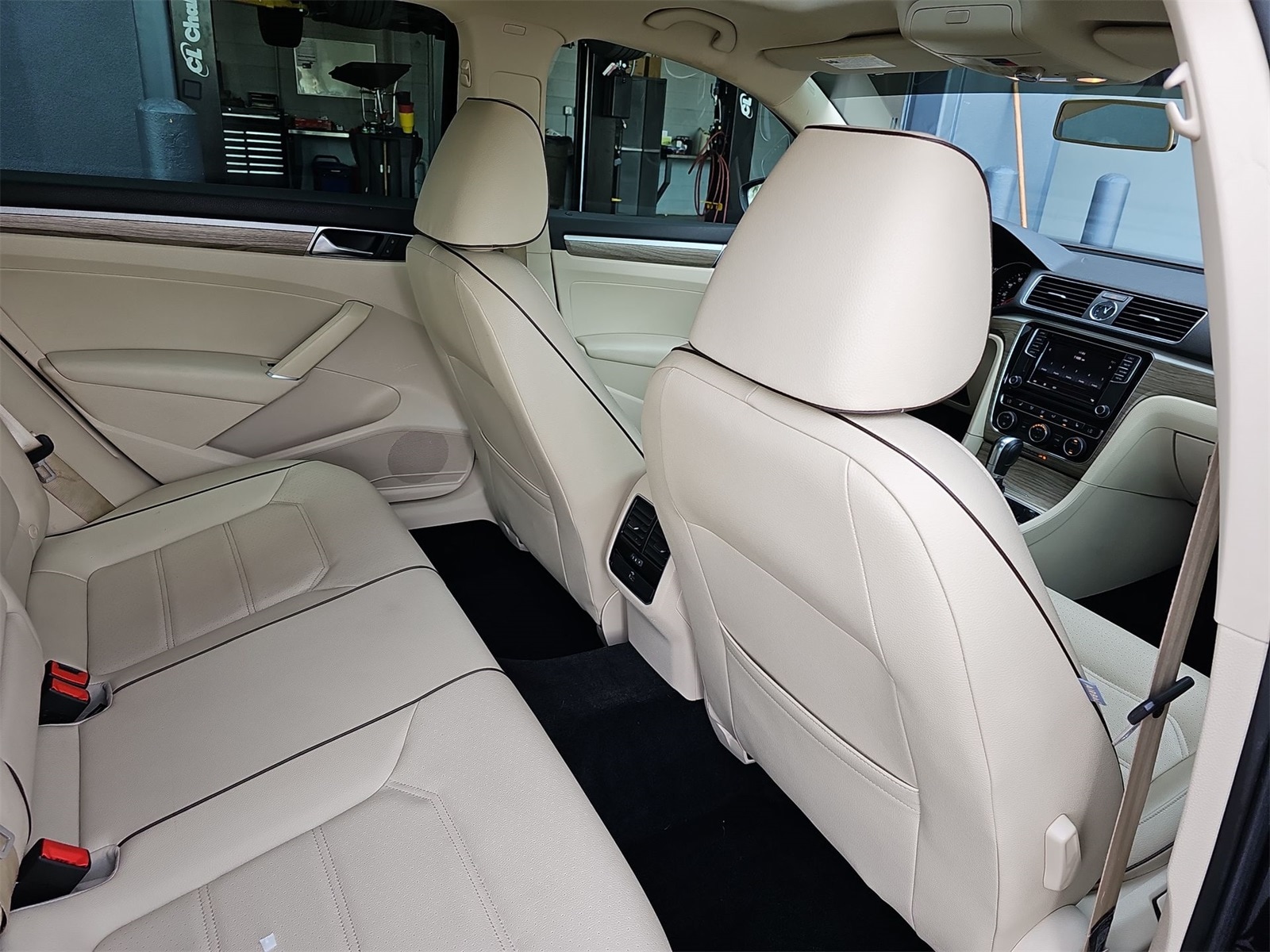 Thumbnail: 2017 Volkswagen Passat - 16