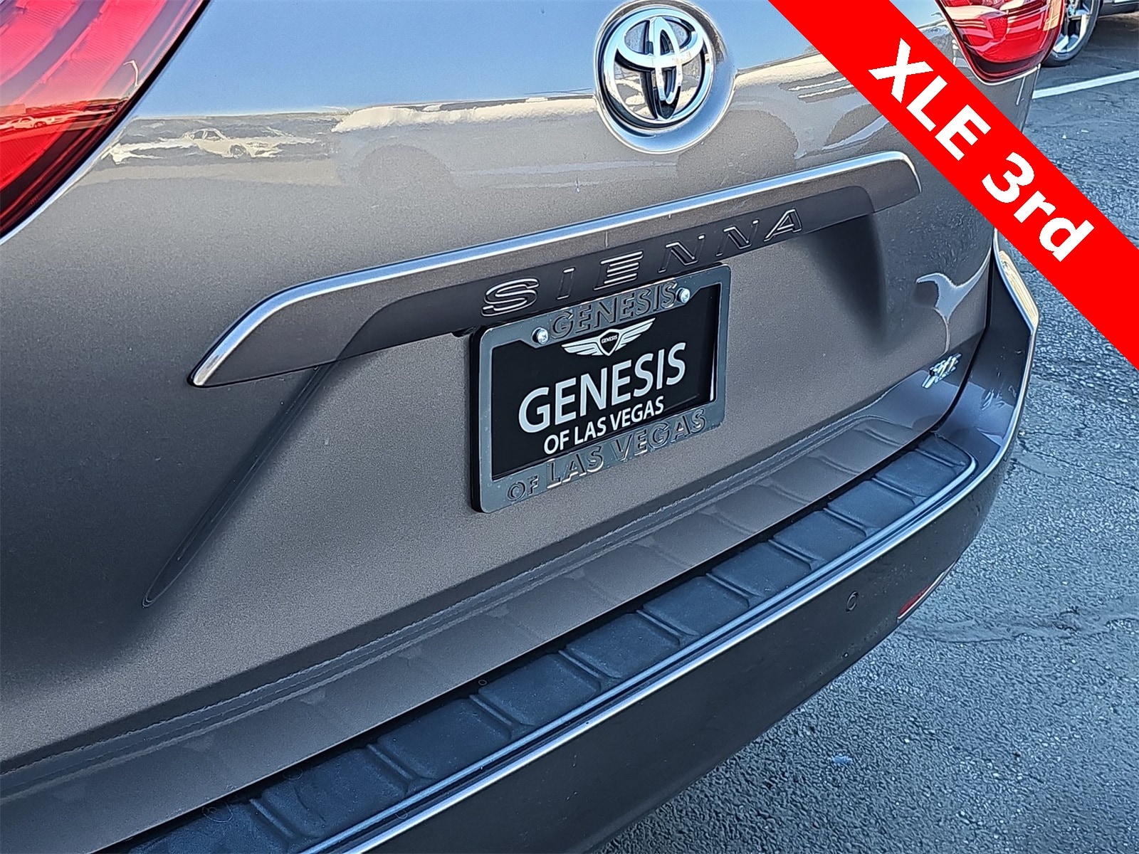 Thumbnail: 2020 Toyota Sienna - 11