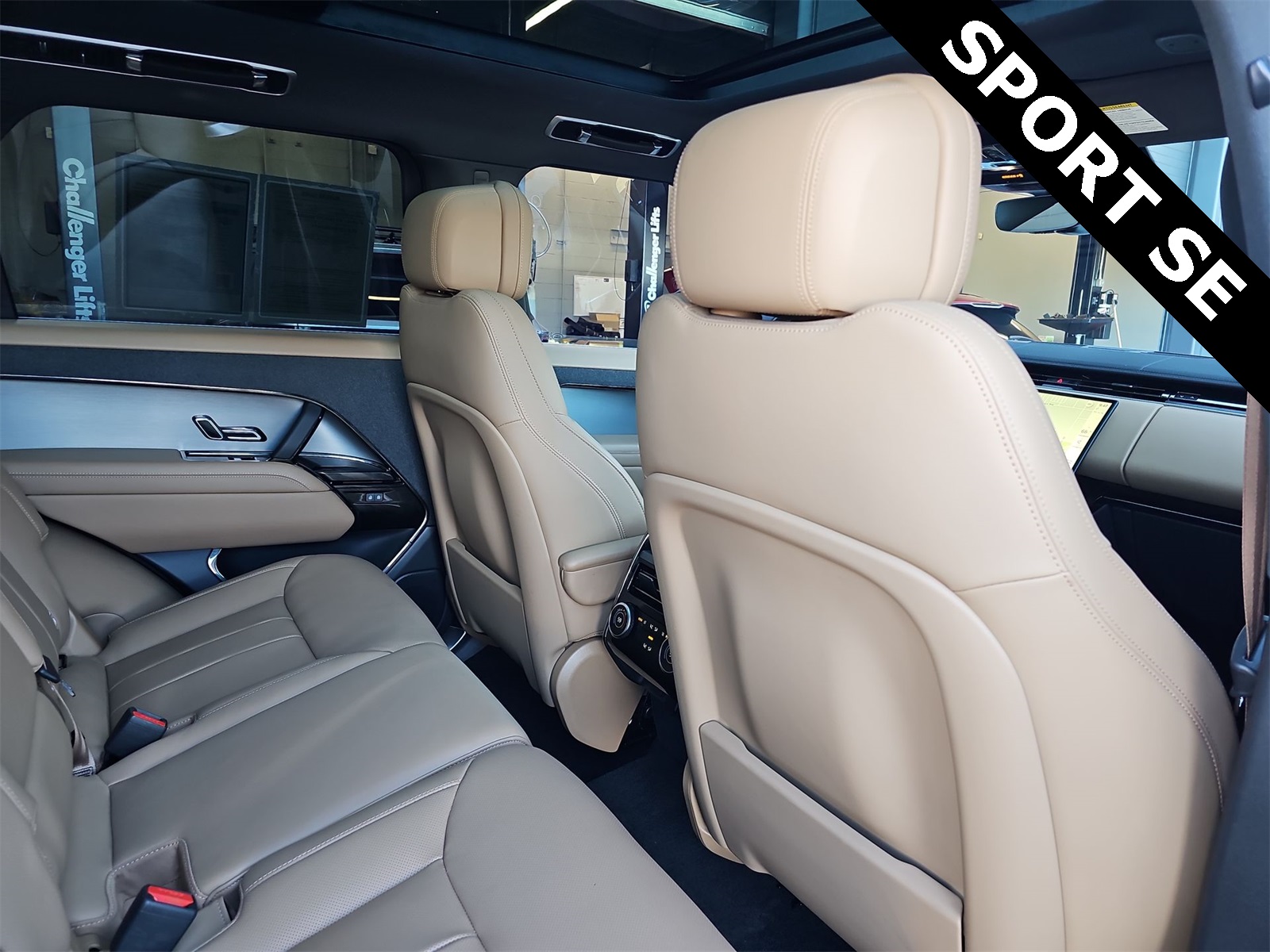 Thumbnail: 2024 Land Rover Range Rover Sport - 16