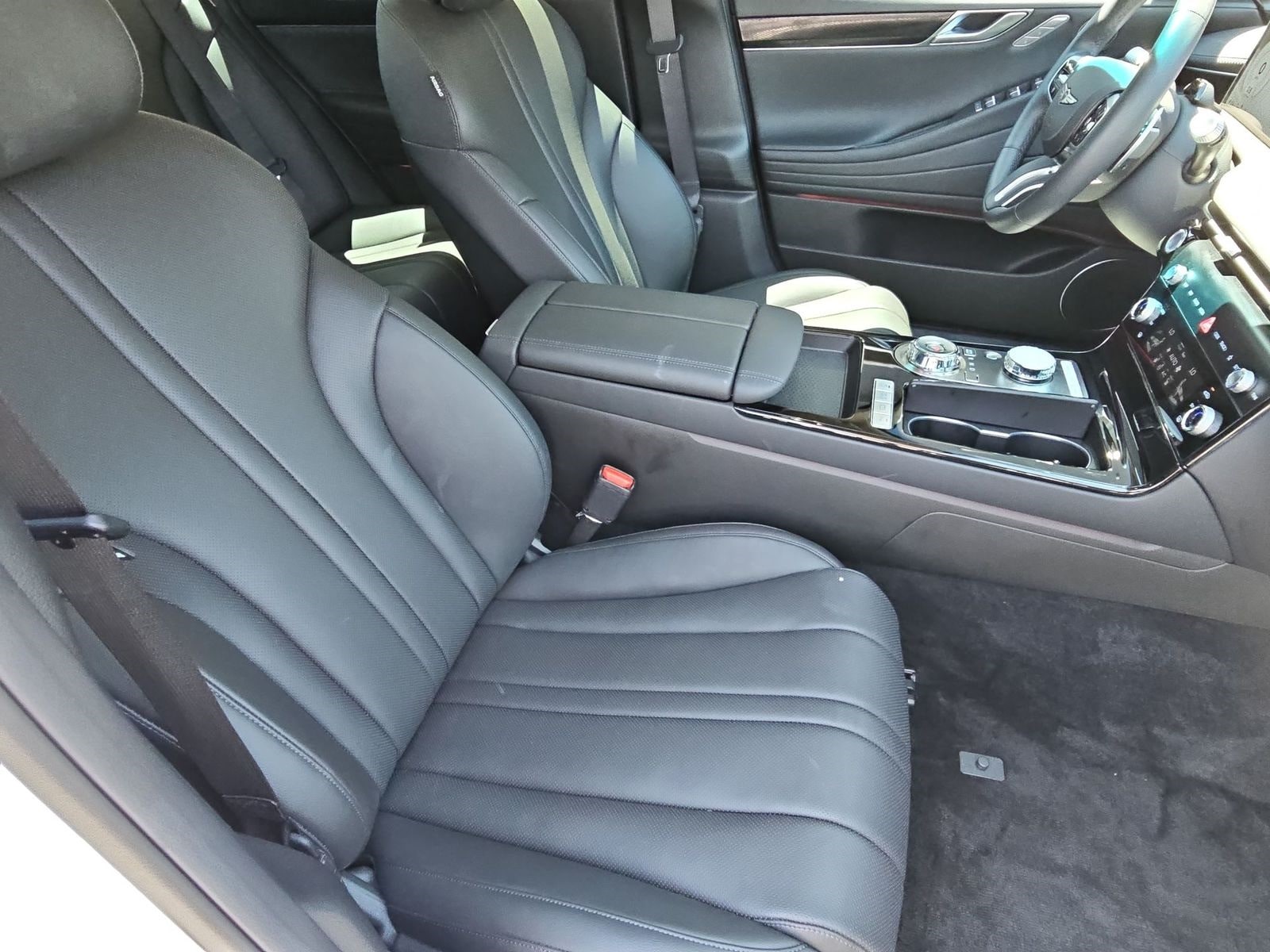 Thumbnail: 2025 Genesis G80 - 19