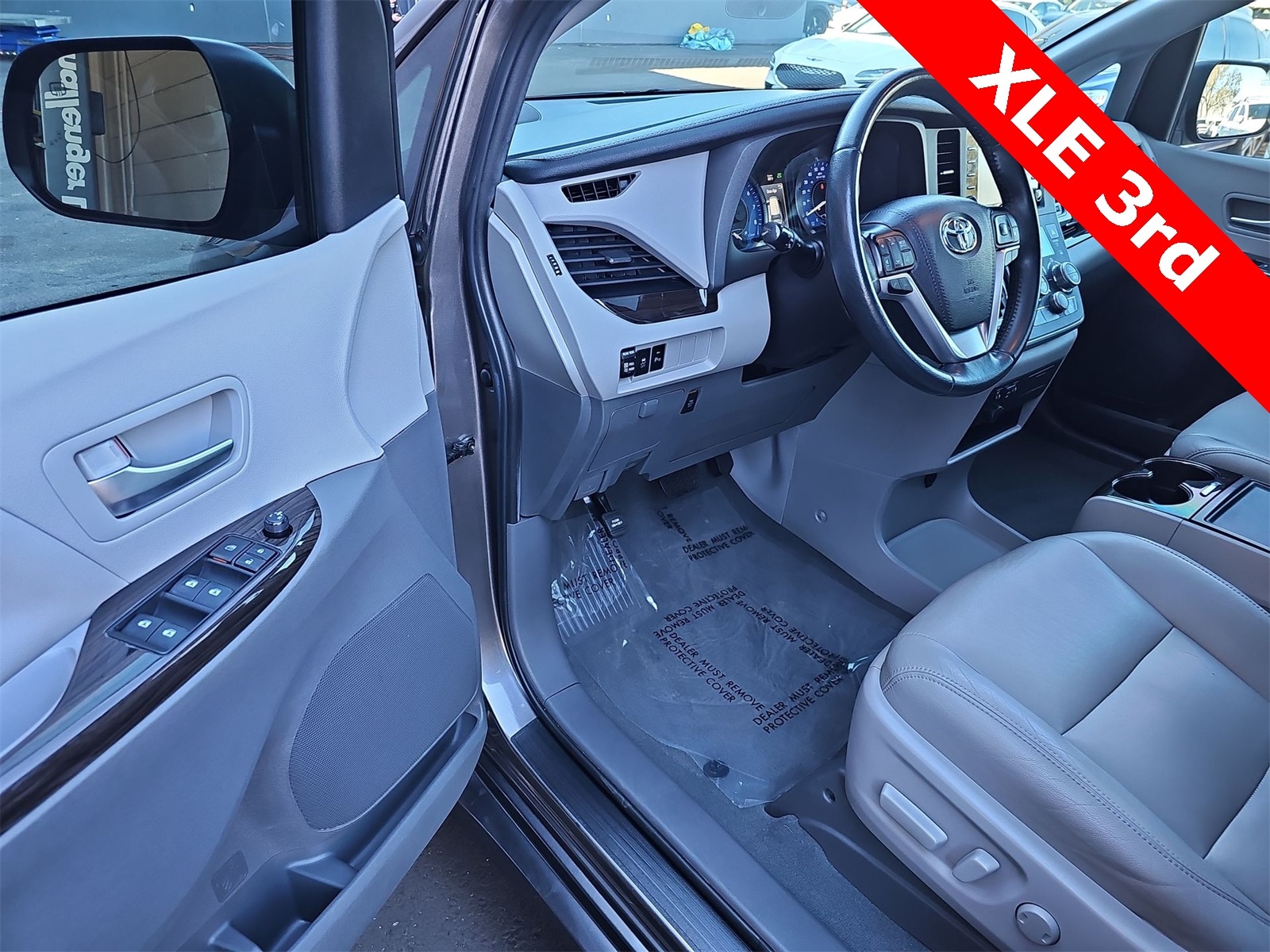 Thumbnail: 2020 Toyota Sienna - 10