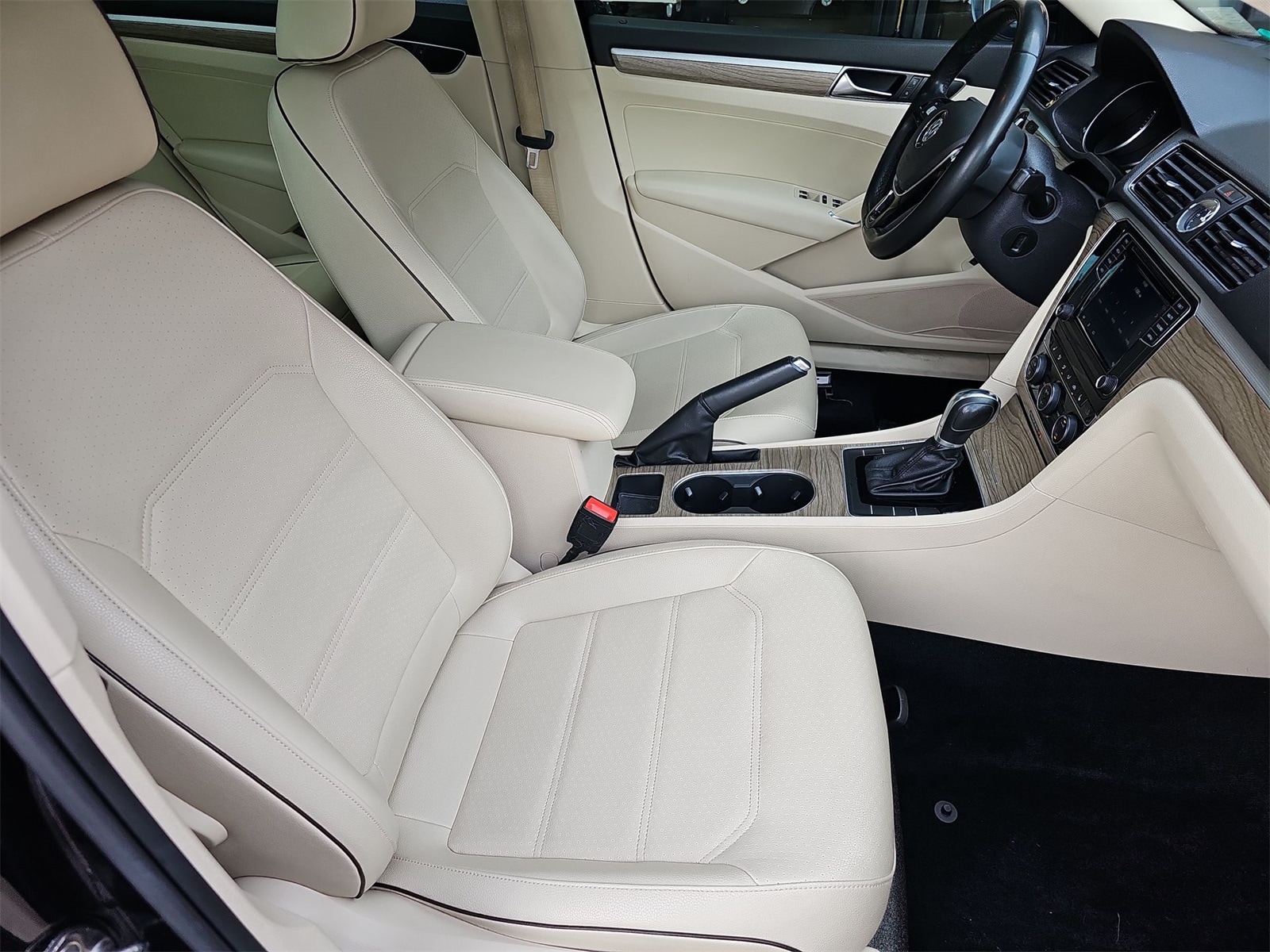 Thumbnail: 2017 Volkswagen Passat - 18