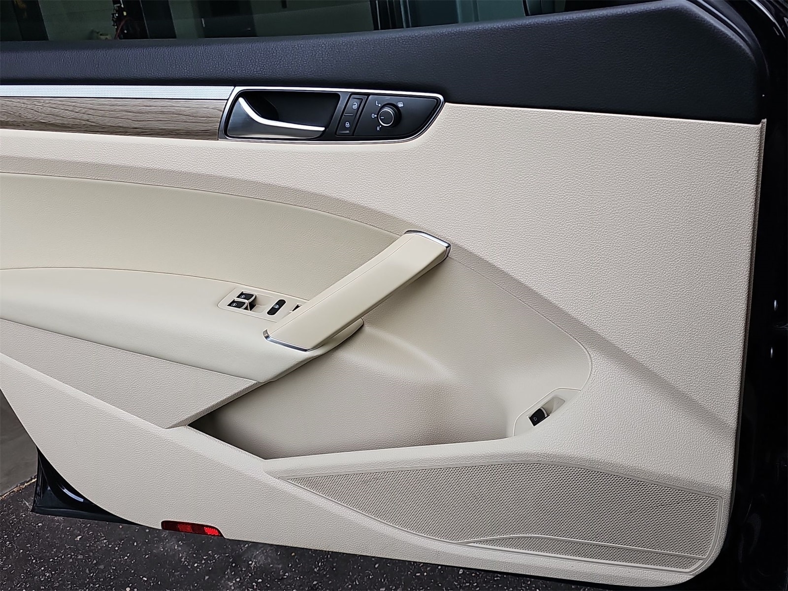 Thumbnail: 2017 Volkswagen Passat - 27