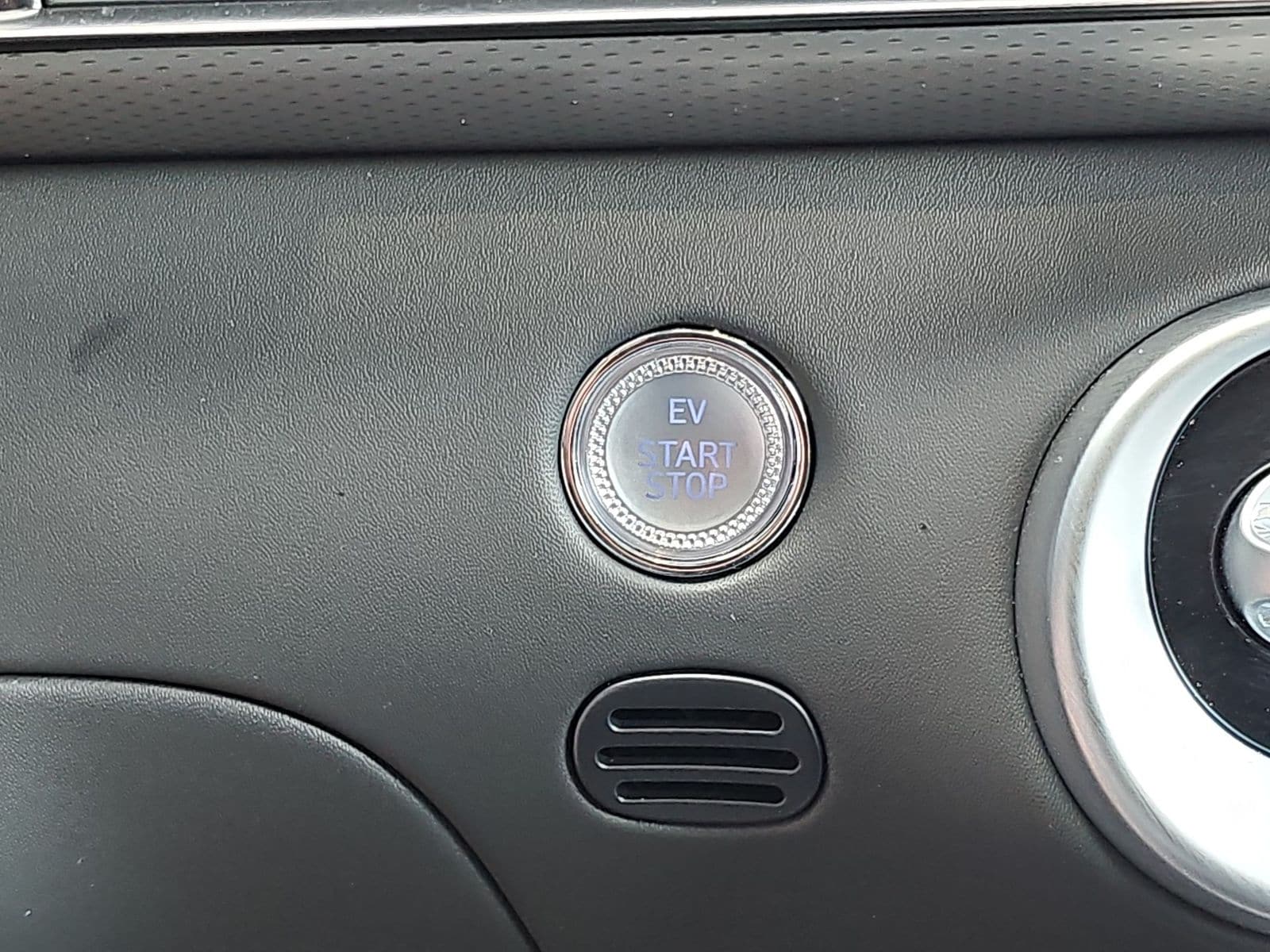 Thumbnail: 2025 Genesis GV60 - 24