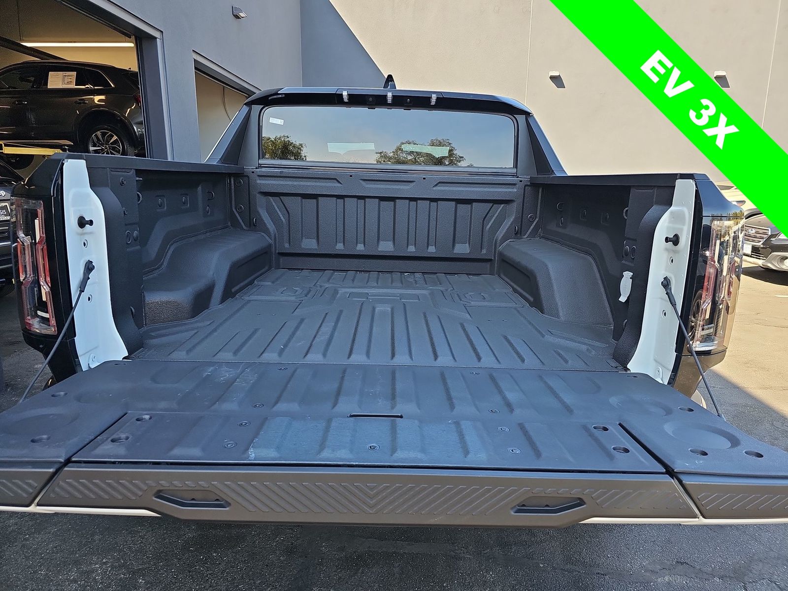 Thumbnail: 2024 GMC Hummer EV - 23