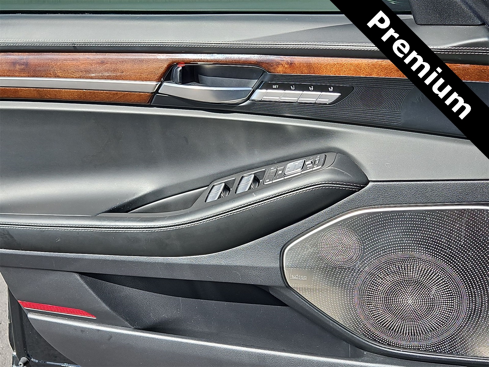 Thumbnail: 2017 Genesis G90 - 23