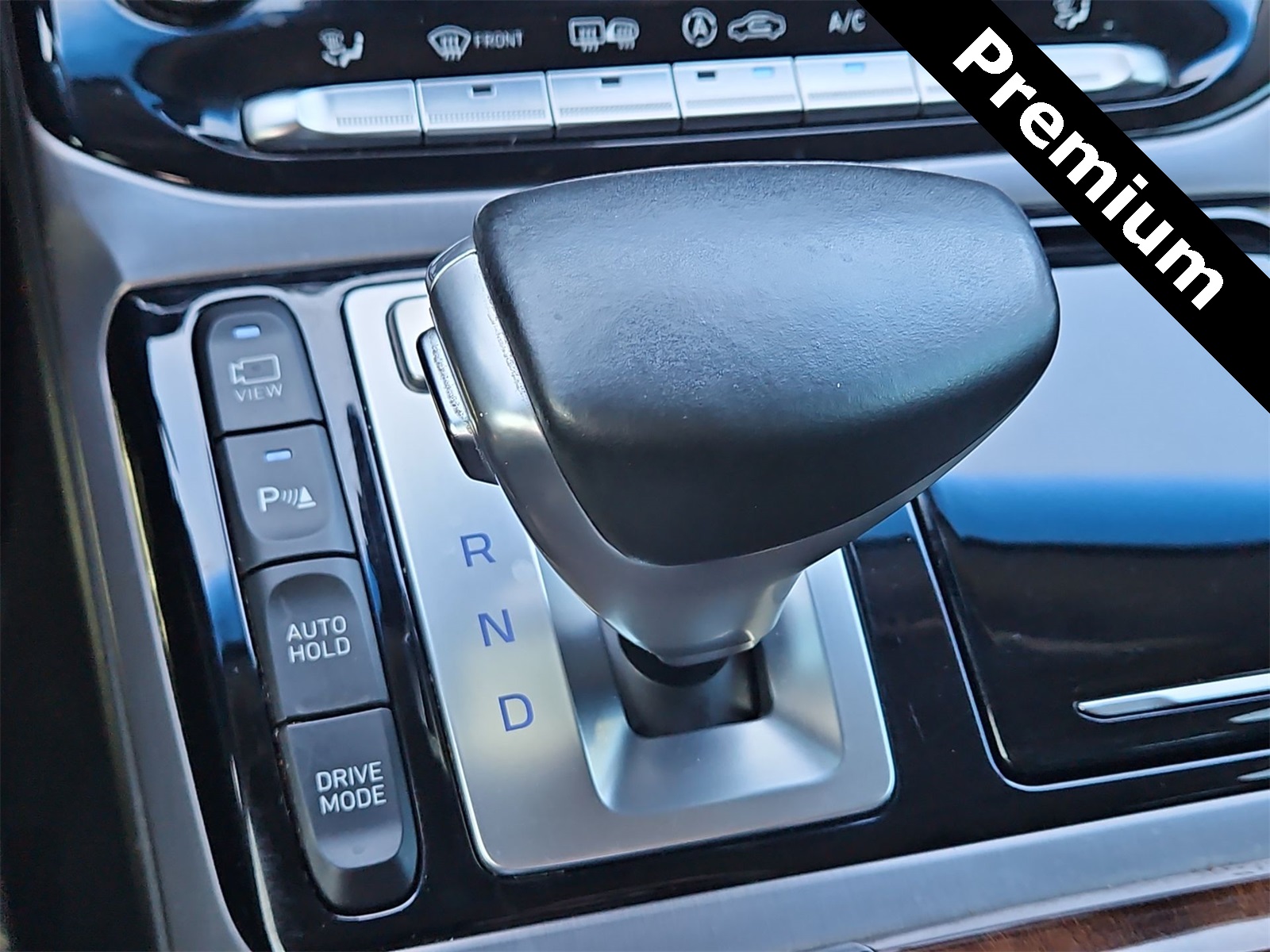 Thumbnail: 2017 Genesis G90 - 16