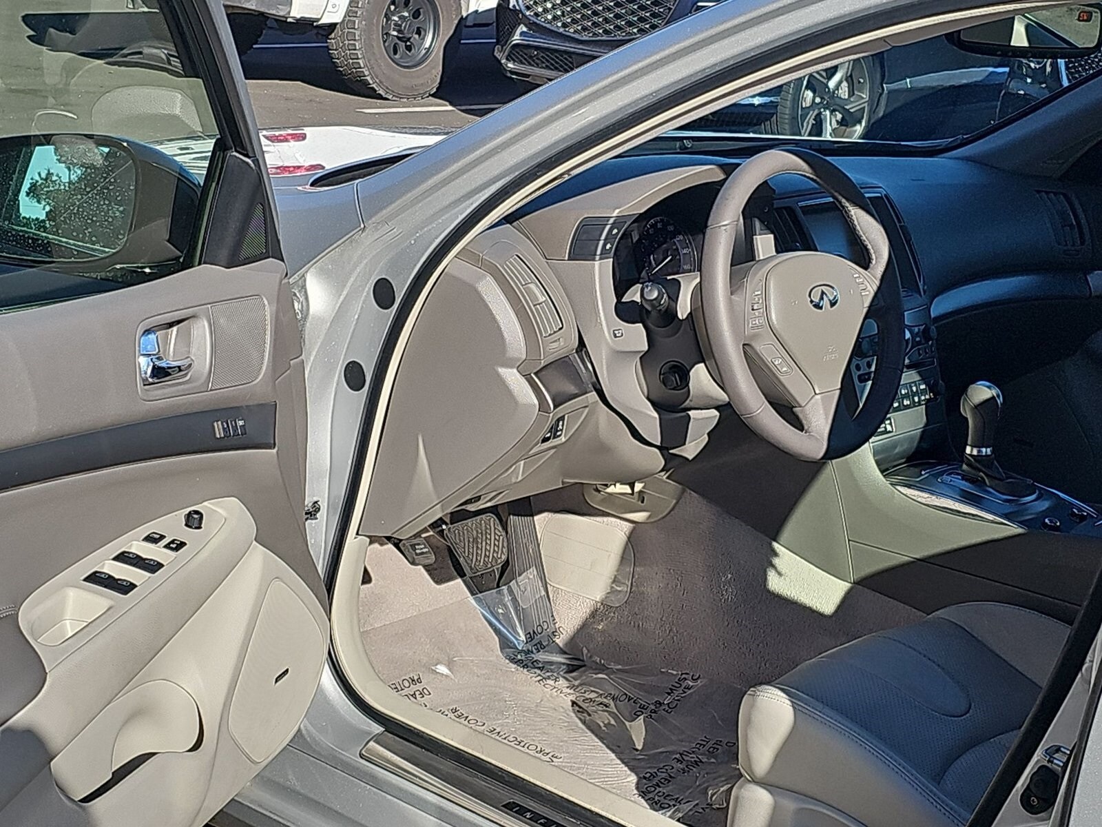 2012 Infiniti G37 Journey photo 2