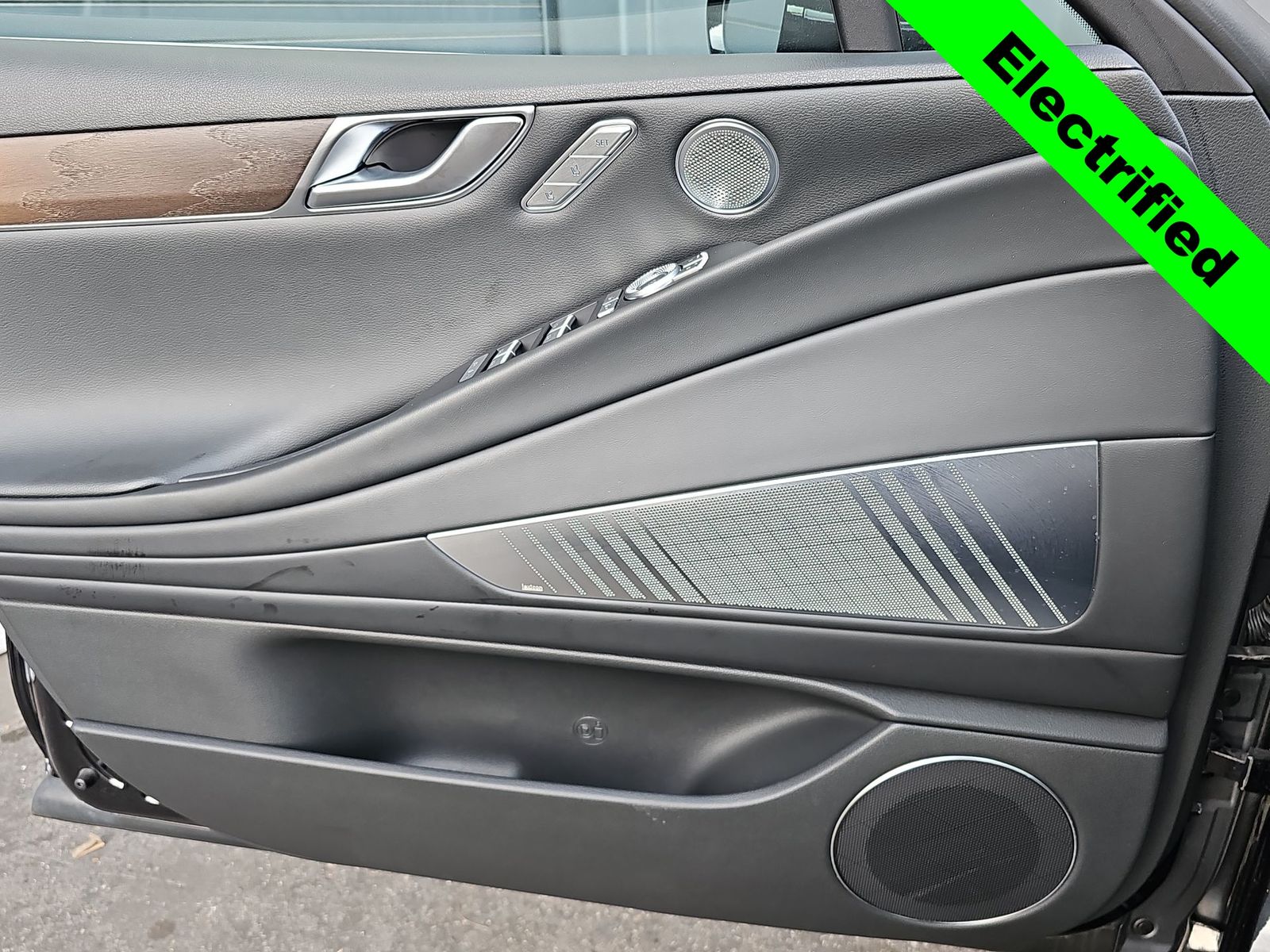 Thumbnail: 2024 Genesis G80 - 28