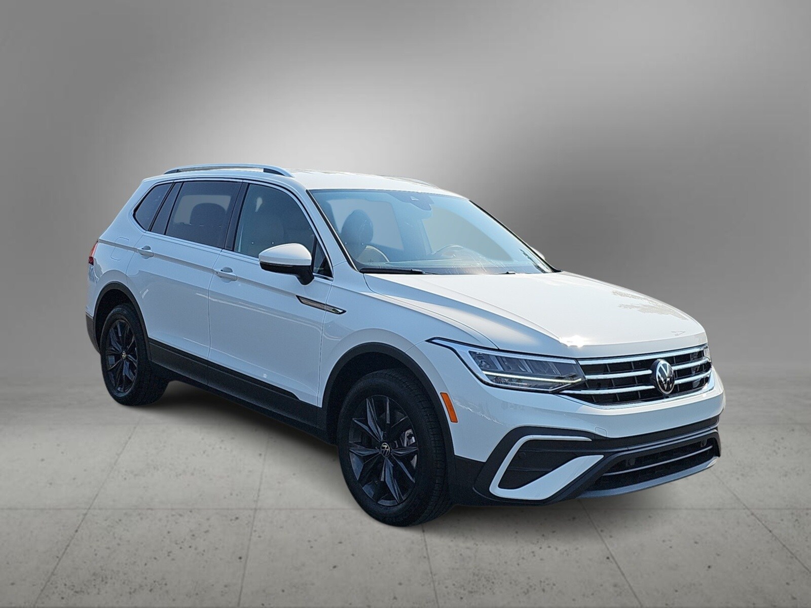 2024 Volkswagen Tiguan SE Wolfsburg Edition photo 2