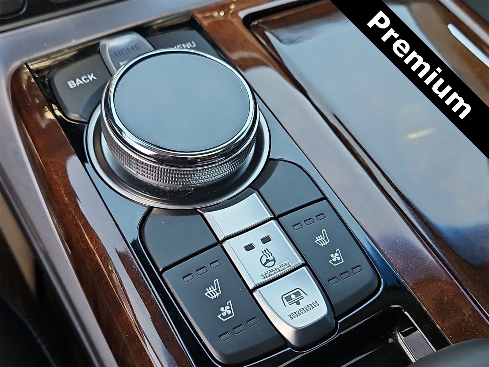 Thumbnail: 2017 Genesis G90 - 24