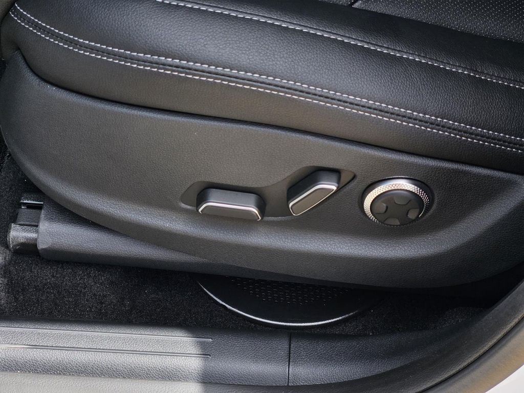 2026 GENESIS GV70 Standard - Photo 16