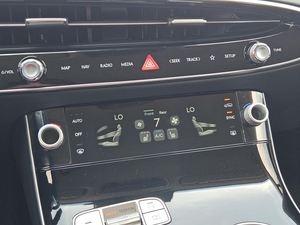 2026 GENESIS GV70 Standard - Photo 18