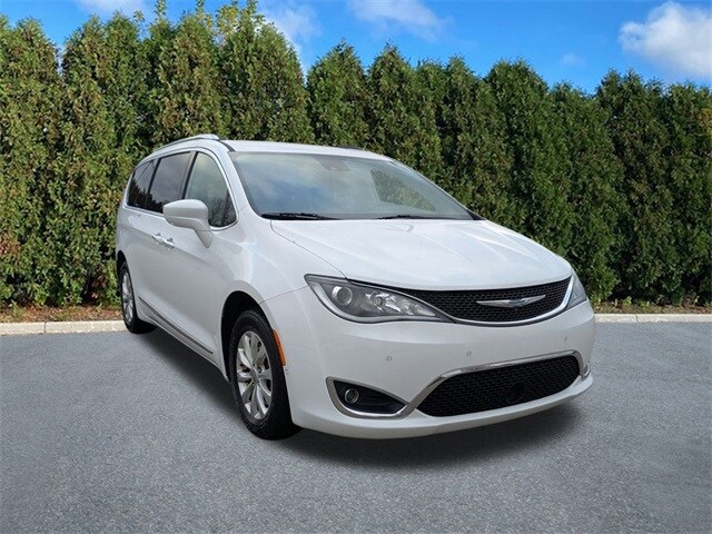 2018 Chrysler Pacifica Touring L photo 3