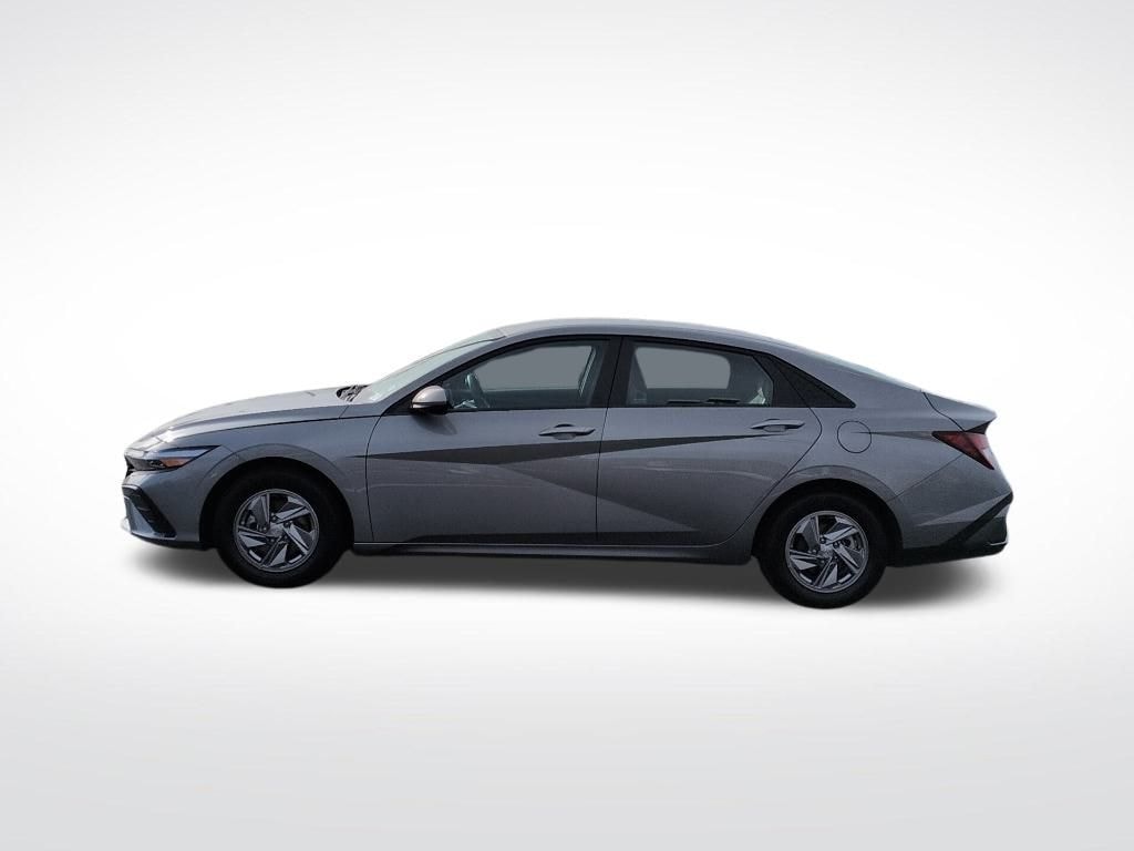 Used 2025 Hyundai Elantra SE Sedan