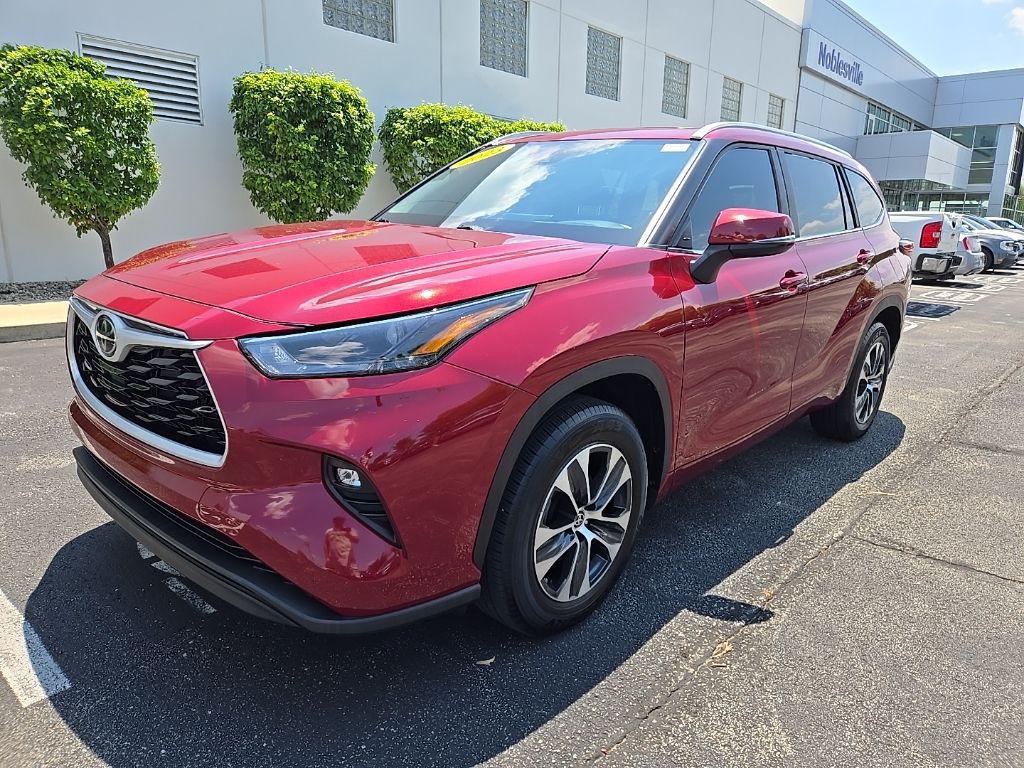 2023 Toyota Highlander XLE photo 2