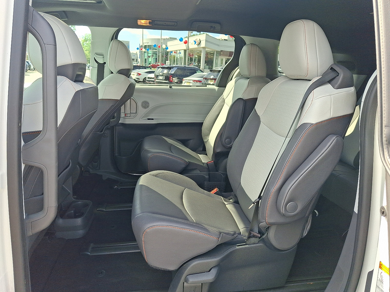 2024 Toyota Sienna XSE - Photo 11
