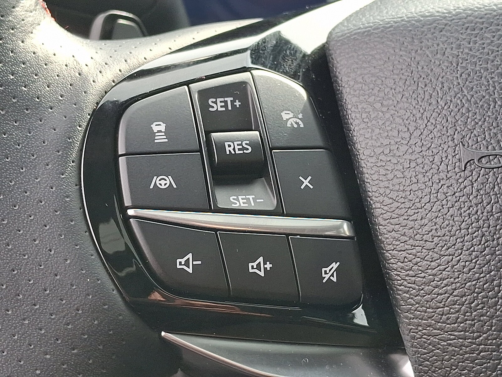 2024 Ford Explorer ST - Photo 23