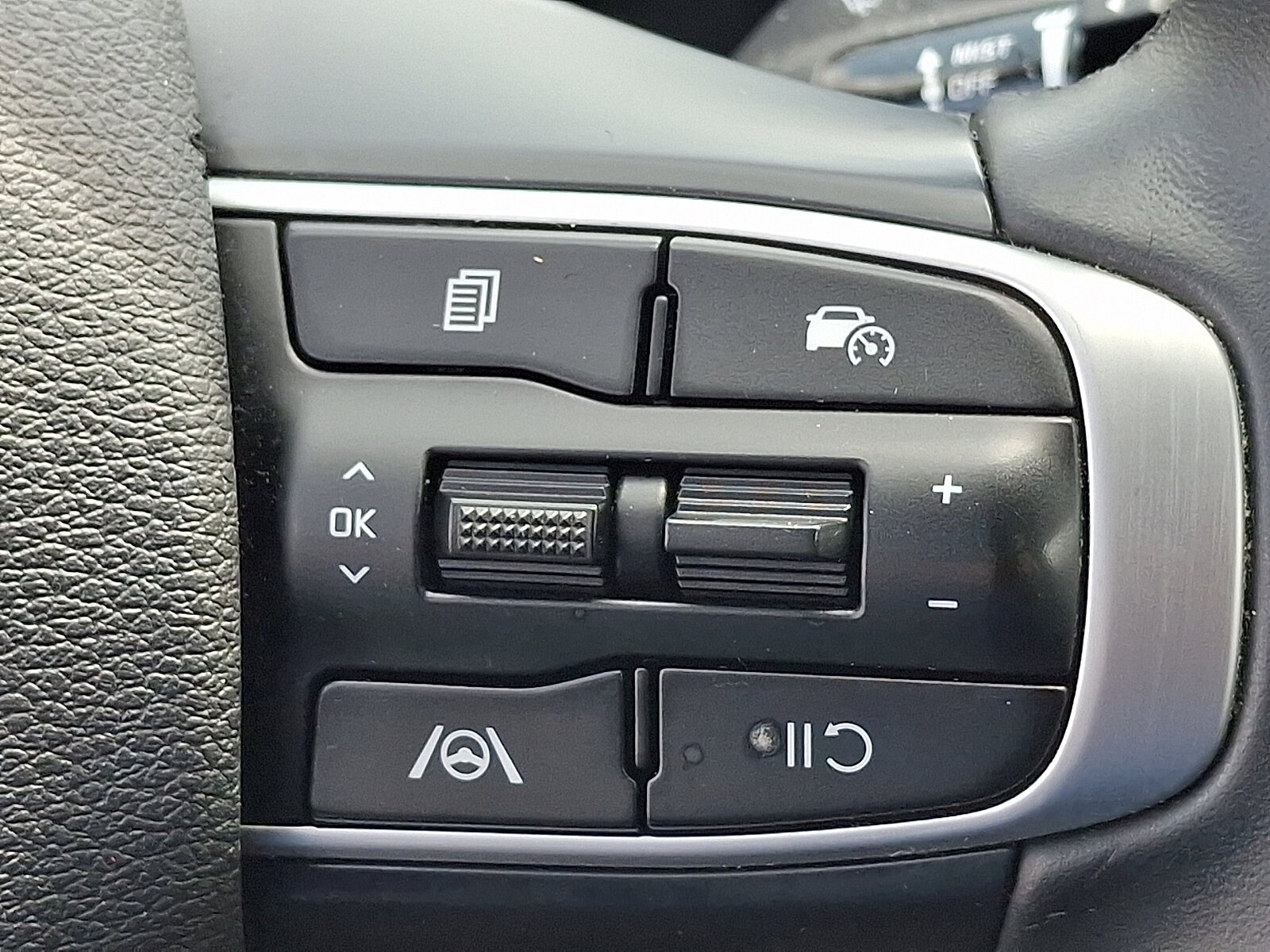 2023 Kia Sportage EX - Photo 23