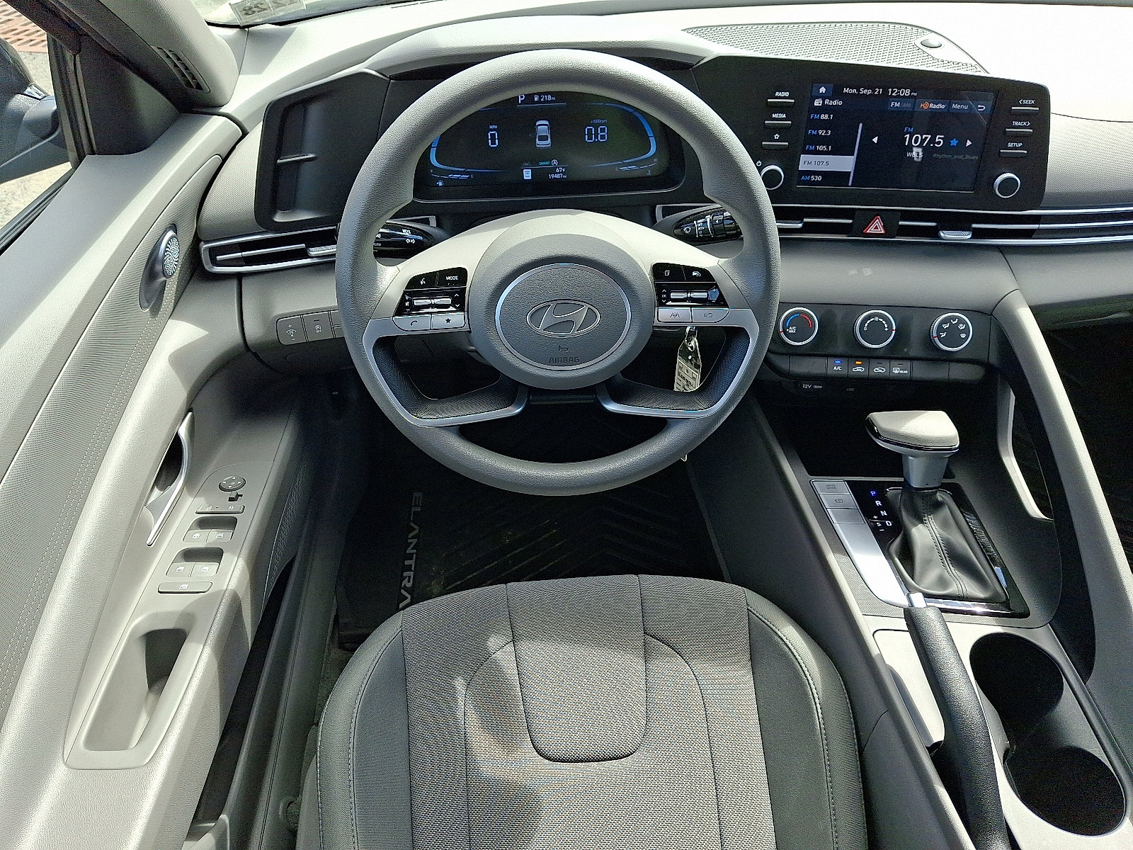 2024 Hyundai Elantra SE - Photo 12