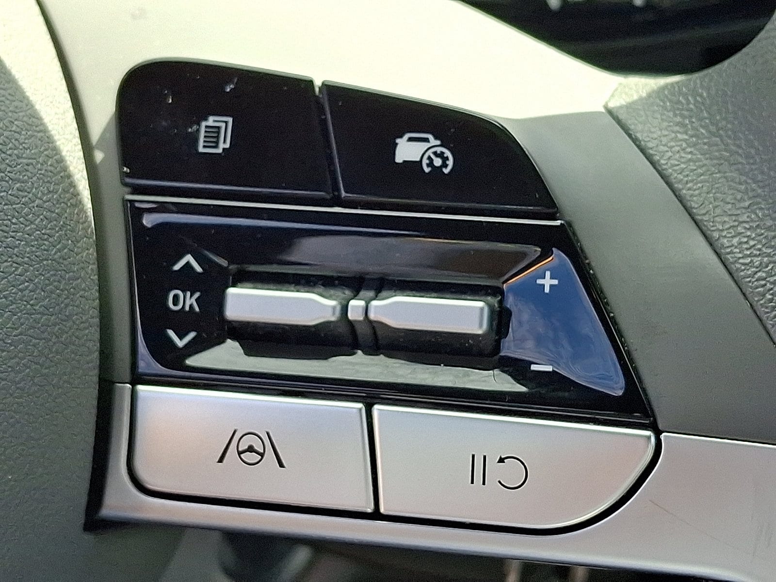 2024 Hyundai Elantra SE - Photo 22