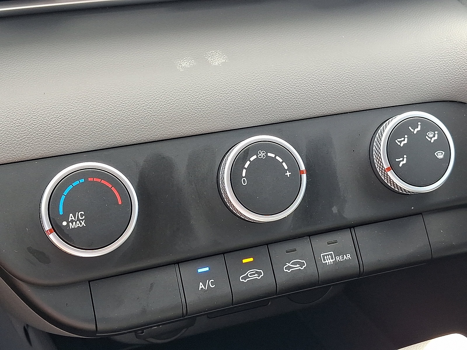 2024 Hyundai Elantra SE - Photo 16