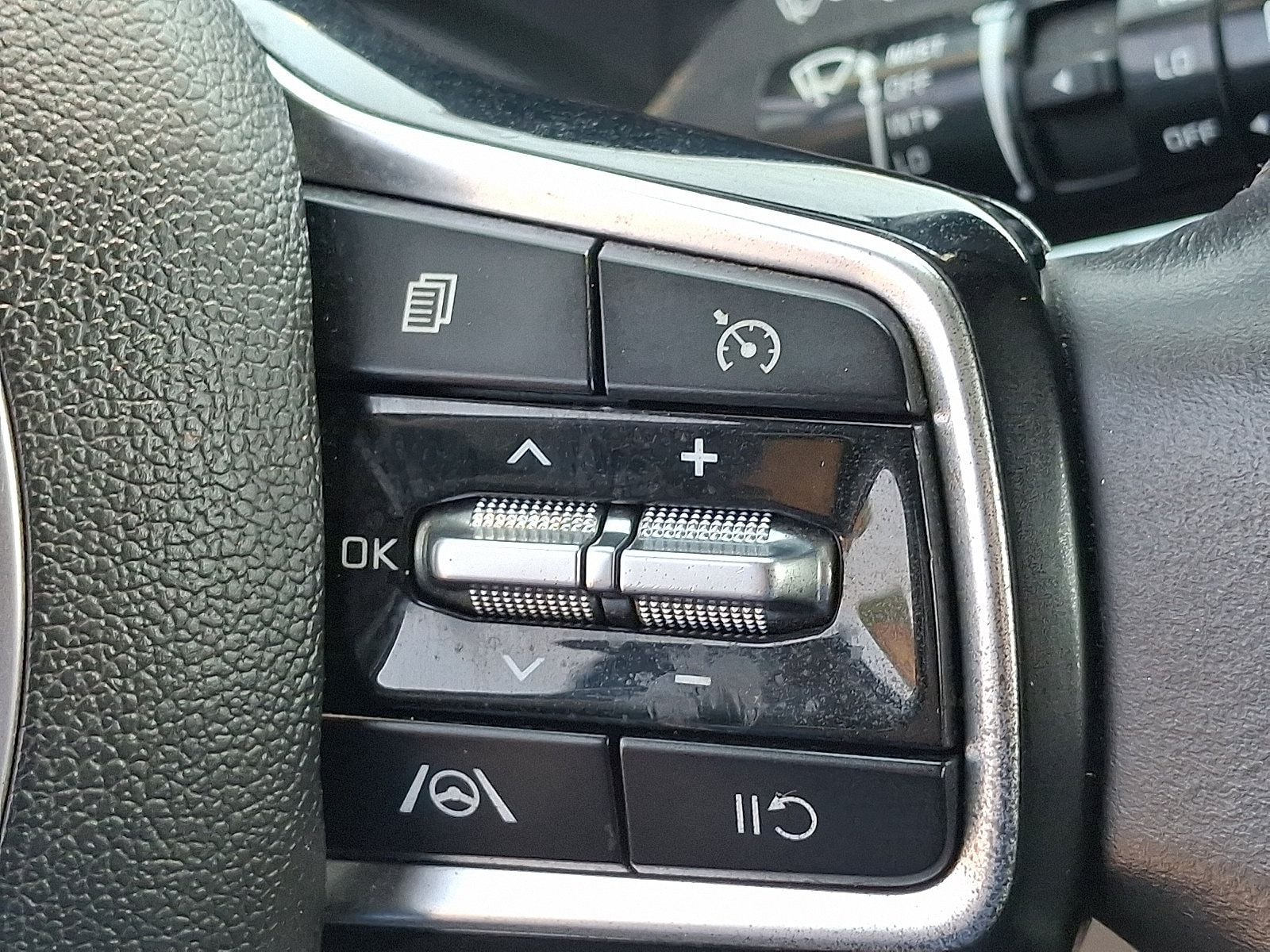 2024 Kia Carnival LX Seat Pkg - Photo 21