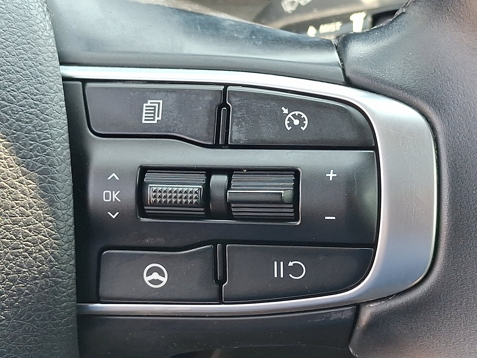 2022 Kia K5 EX - Photo 23