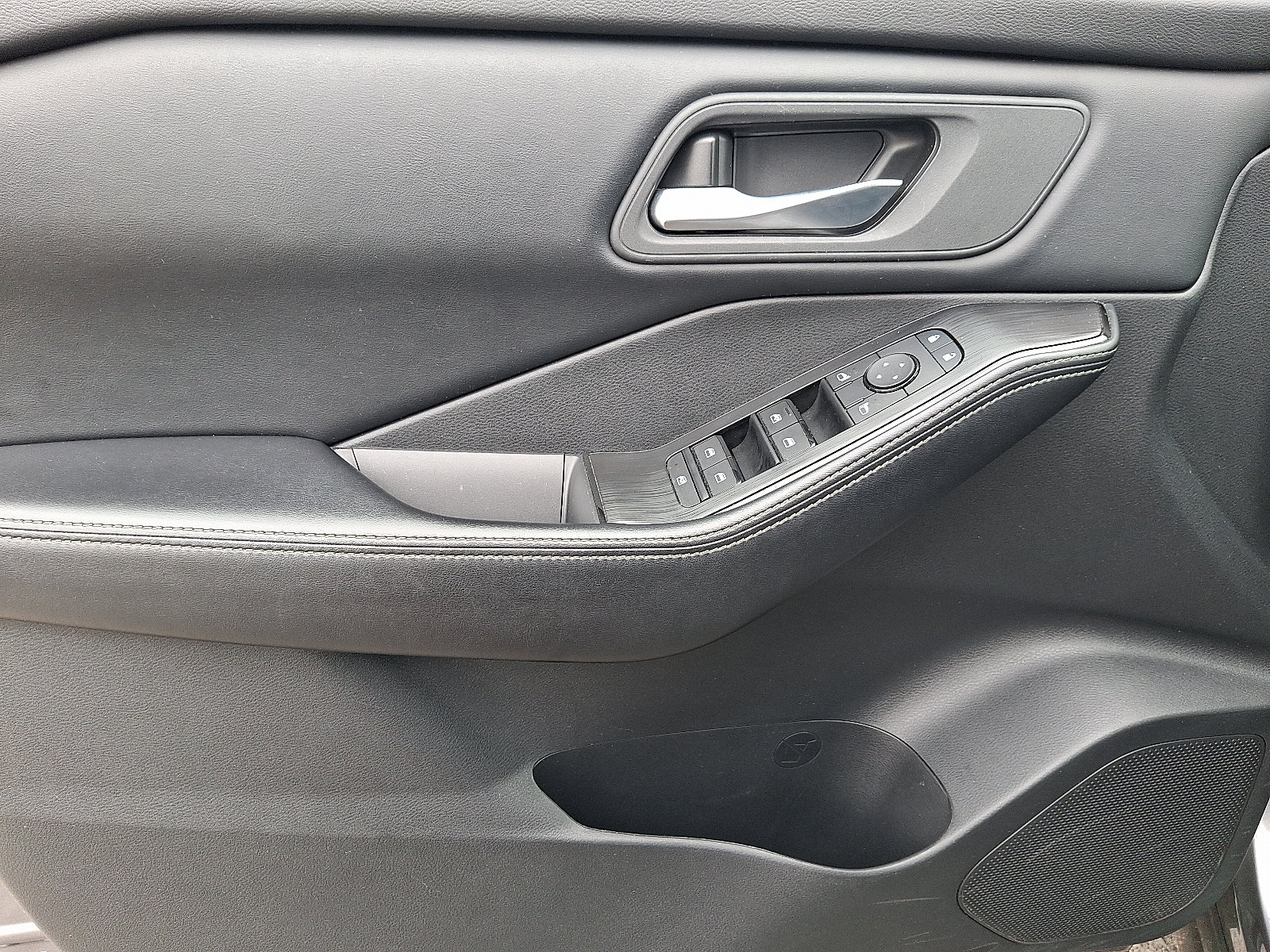 2025 Nissan Rogue SV - Photo 13