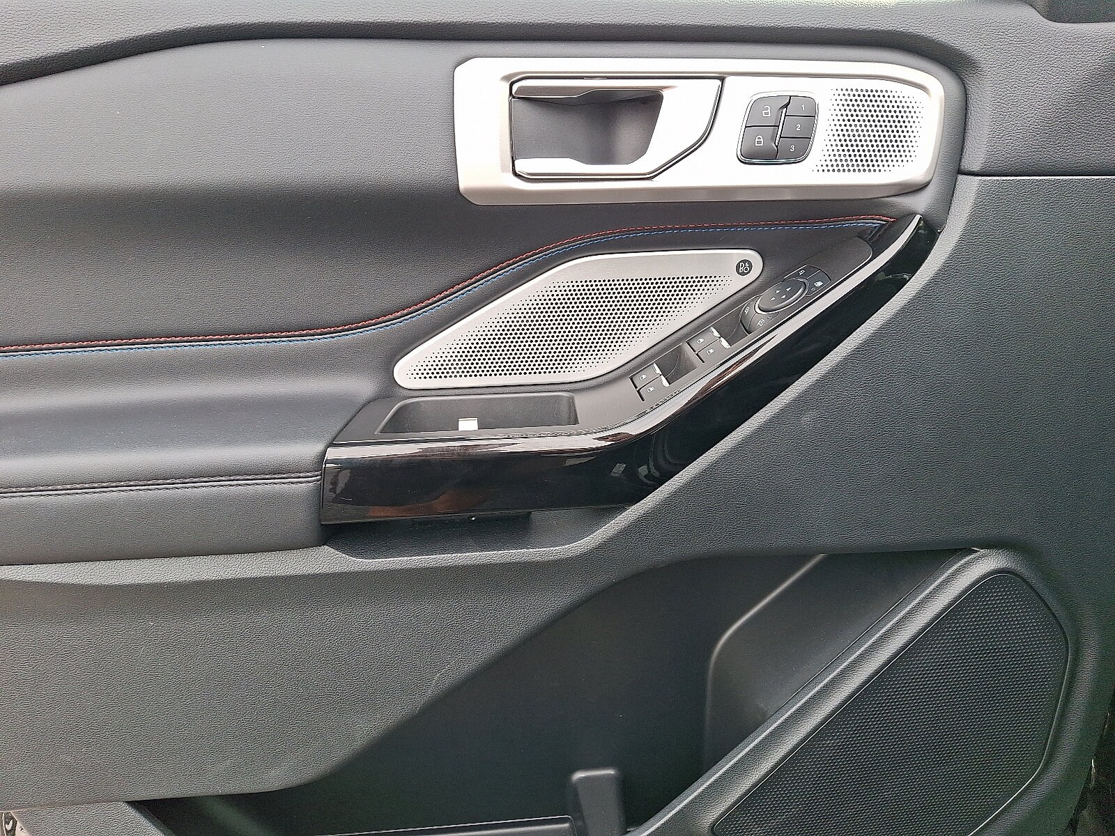 2024 Ford Explorer ST - Photo 13