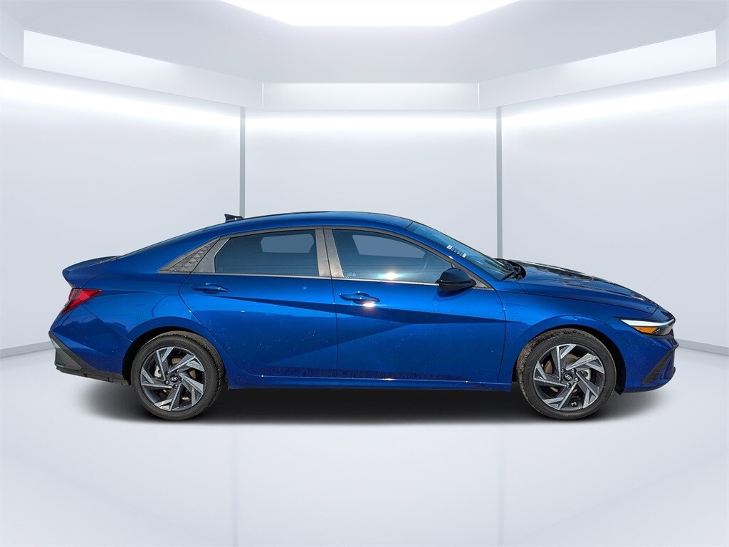 2025 Hyundai Elantra SEL Sport photo 2