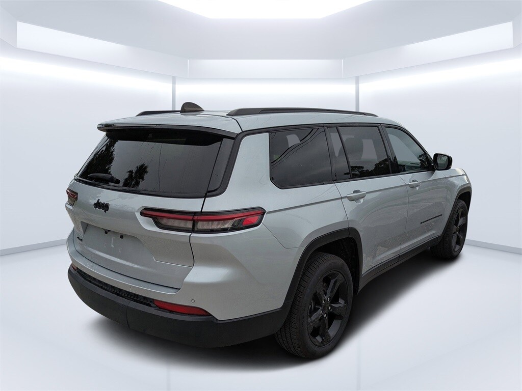 2023 Jeep Grand Cherokee Altitude photo 2