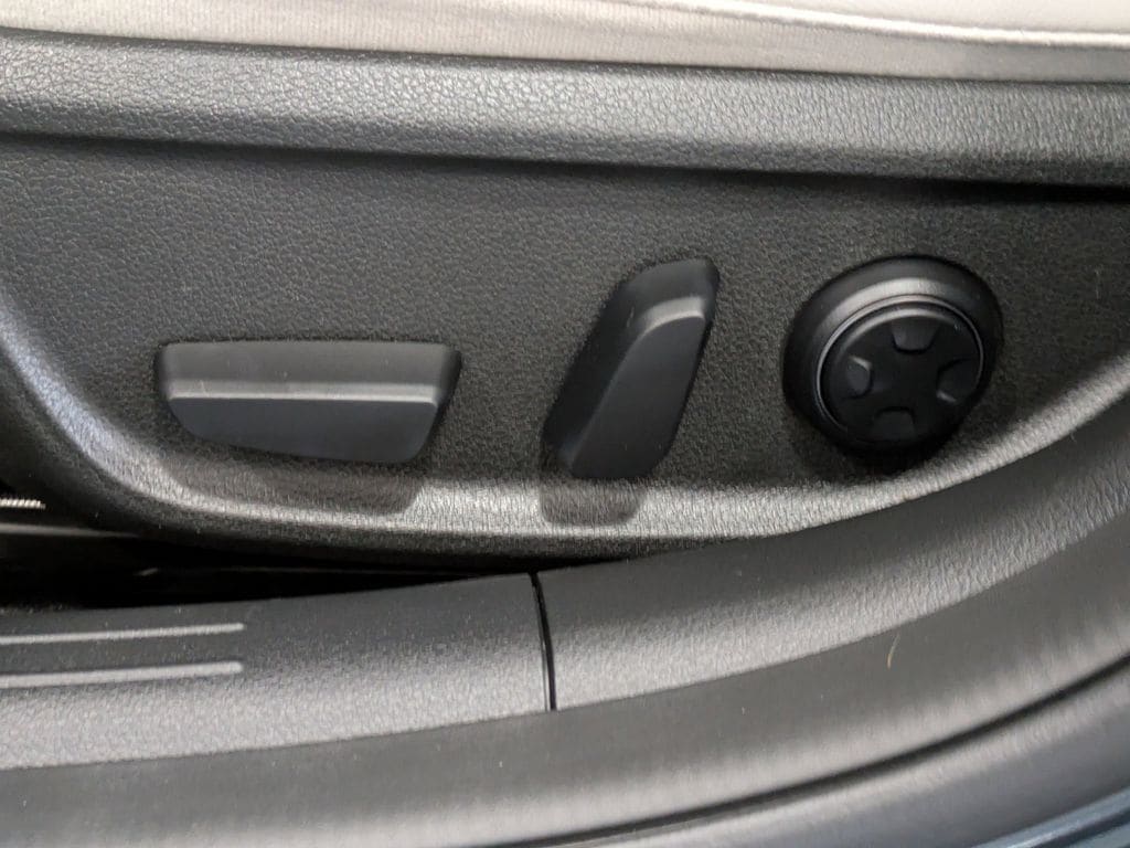 2025 GENESIS G70 Standard - Photo 18