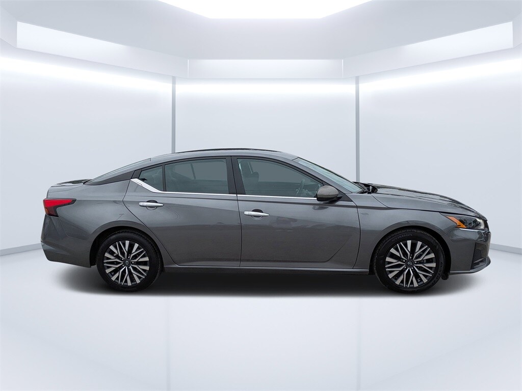 2024 Nissan Altima 2.5 SV photo 2