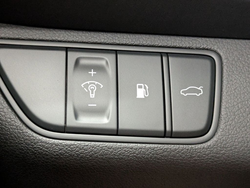 2025 GENESIS G70 Standard - Photo 21