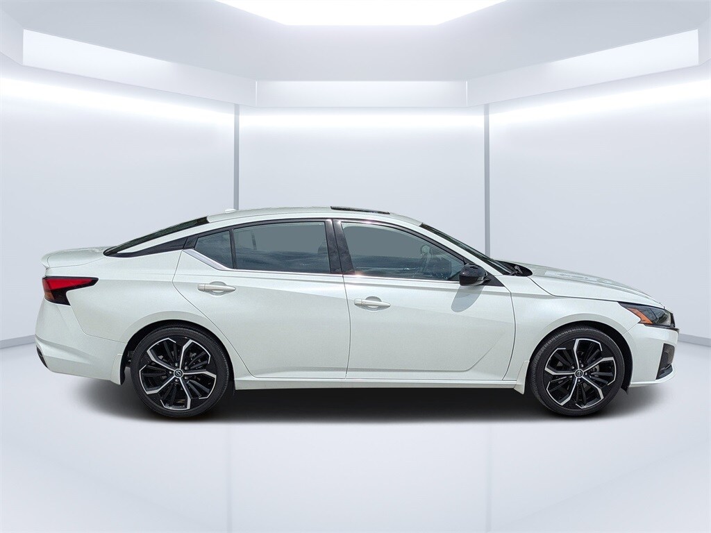2023 Nissan Altima 2.5 SR photo 2