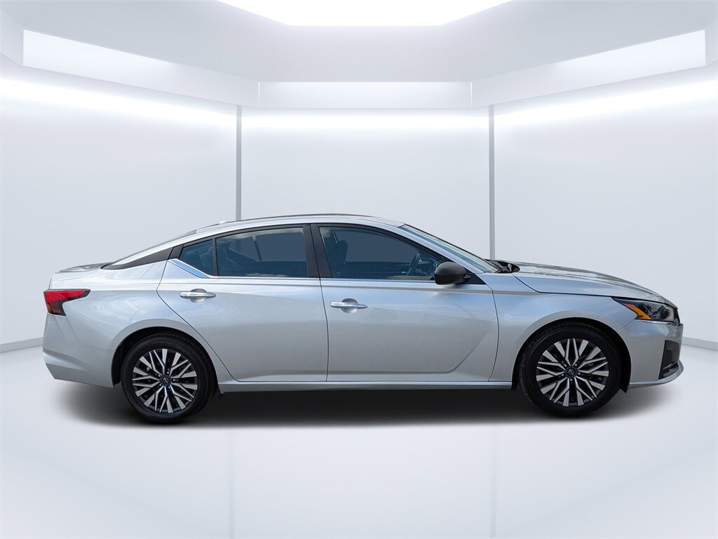 2024 Nissan Altima 2.5 SV photo 2