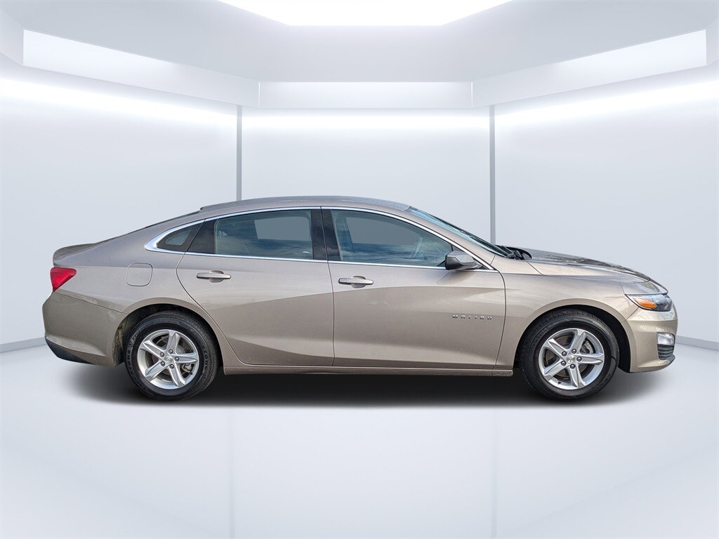 2024 Chevrolet Malibu 1LT photo 2